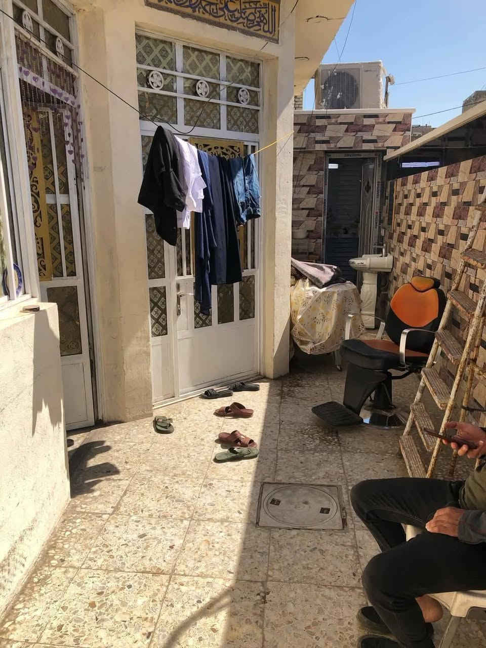 السلام عليكم 100متر مربعة للبيع 10×10 طابو زراعي قرار محكمة  طابقين +غرفة قيد الانشاء مابيه اي نقص الطابق الاول متكون من  حوش استقبال حولي غرفه منور حمام الطابق الثاني غرفتين +حمام السعر 140مليون وبيه مجال للاستفسار الاتصال على الرقم ***********العنوان بغداد العبيدي حي الرئاسة شارع عشرين خلف مدرسة الشهيد سلام الكناني
