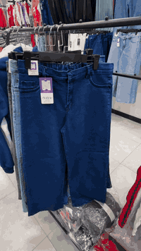 توفر لدى مجمع ستايل فأملي بنطرون نسائي جينز كيلوت 
العنوان الحريه حي السلام نهايه شارع 20 قرب أسواق رافد 
و يتوفر خدمه توصيل بغداد 5 و باقي المحافظات 6 و داخل الحريه الف و الحجز عن طريق الواتساب ***********
