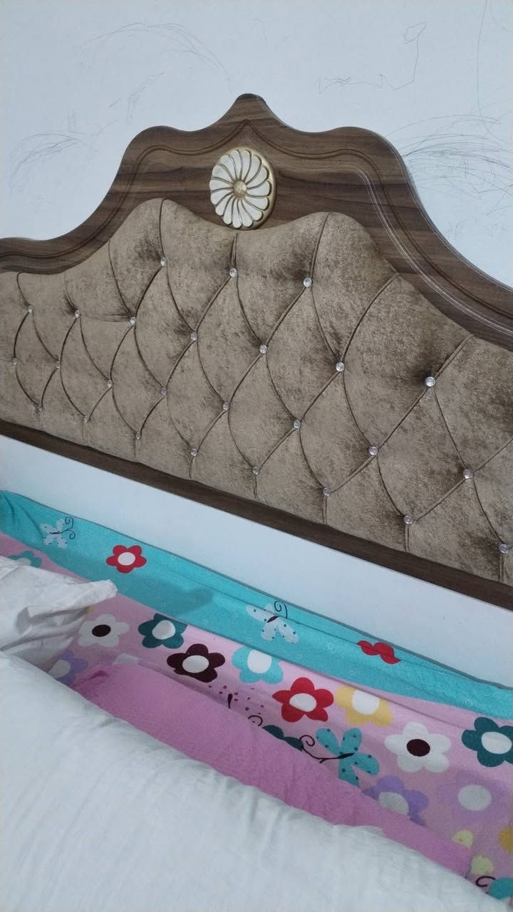 غرفة نوم تركية كانتري  ٧ قطع نظيفه جدا وقاعده جوه دوشك خشب تفصال ودوشك ظغط عالي جديد صار كم شهر من سويناه  ب١٥٠ هو ولغرفه ب٥٠٠ الف وبي مجال بسيط


**إذا كنت صاحب هذا الإعلان وتريد حذفه لأي سبب، رجاءا أرسل رسالة إلى الدعم الفني**