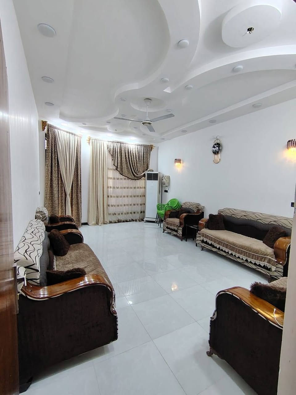 سلام وعليكم بيت للبيع حي القدس مساحه 200متر طابو صرف بناء حديث متكون من غرفتين نوم وصاله ومطبخ واستقبال وصحيات ومناور ثنين ثاني قطعه من ركن   سعر الكلي 155 مطلوب 35 يعني تنطي 120 نقط ويبقه 35قسط  سنوي بسنه مليونين اذا موضف للستفسار ***********
