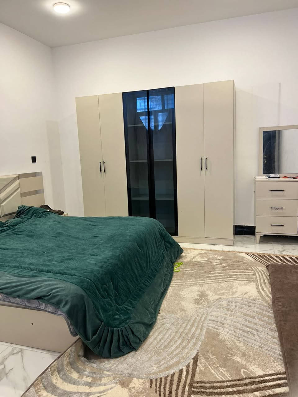 سلام عليكم غرفه تركي للبيع نضيف كدامك قبل شهرين اخذته 
مكاني كربلاء الجاير هيه والدوشك 450 قفل لا أزيد ولا انزل مع الدوشك طبي

***********
