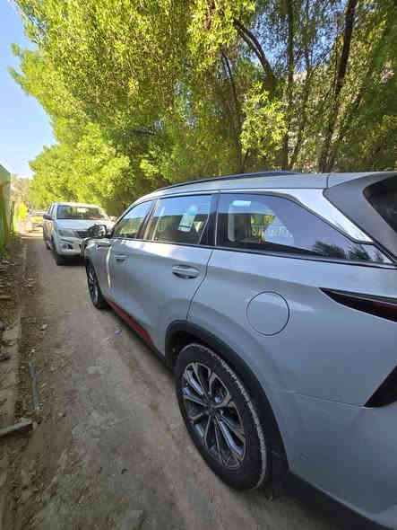 السلام عليكم 
شانجان CS75 
لون: سمنتي 
مديل: 2022
عدد المقاعد:5
عدد مسافه: 120km
صبغ باب الصدر موجود صورة الحادث فقط 
الهاتف : ***********
