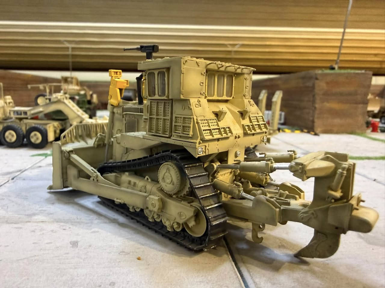 من مجموعتي
البلدوزر المدرع Caterpillar D9R، والملقب بـ "Doobi" في بعض الجيوش. التصفيح الكامل: لاحظ أن كابينة السائق محاطة بألواح فولاذية وزجاج مضاد للرصاص بدلاً من الزجاج العادي. هذا التصفيح يحمي الطاقم من الرصاص، الشظايا، وحتى القذائف الصاروخية الخفيفة. برج الرشاش: يظهر في أعلى المجسم رشاش آلي (غالباً من طراز 7.62 ملم)، وهو مخصص للدفاع عن النفس ضد المشاة أثناء قيام البلدوزر بعمليات الهدم أو فتح الطرق في مناطق القتال. نظام القتل الصعب: بعض هذه الآليات تُزود بقفص حديدي (Slat Armor) حول الكابينة لتفجير القذائف قبل وصولها لجسم الآلة. اقتحام الخطوط الدفاعية: إزالة الألغام والعوائق الهندسية المعقدة لفتح ممرات للدبابات. بفضل قوته وتصفيحه، يمكنه هدم مبانٍ كاملة يشتبه بوجود كمائن فيها دون تعريض الجنود للخطر. تحت نيران كثيفة، يتم استخدامه لسحب الدبابات المعطلة (مثل الميركافا أو الإبرامز) نظراً لوزنه الهائل الذي يصل إلى 62 طناً وقوة جره الجبارة. هذا الموديل باللون الرملي (Desert Tan) مشهور جداً في الجيش الأمريكي (حيث يسمى D9 Armored)


**إذا كنت صاحب هذا الإعلان وتريد حذفه لأي سبب، رجاءا أرسل رسالة إلى الدعم الفني**
