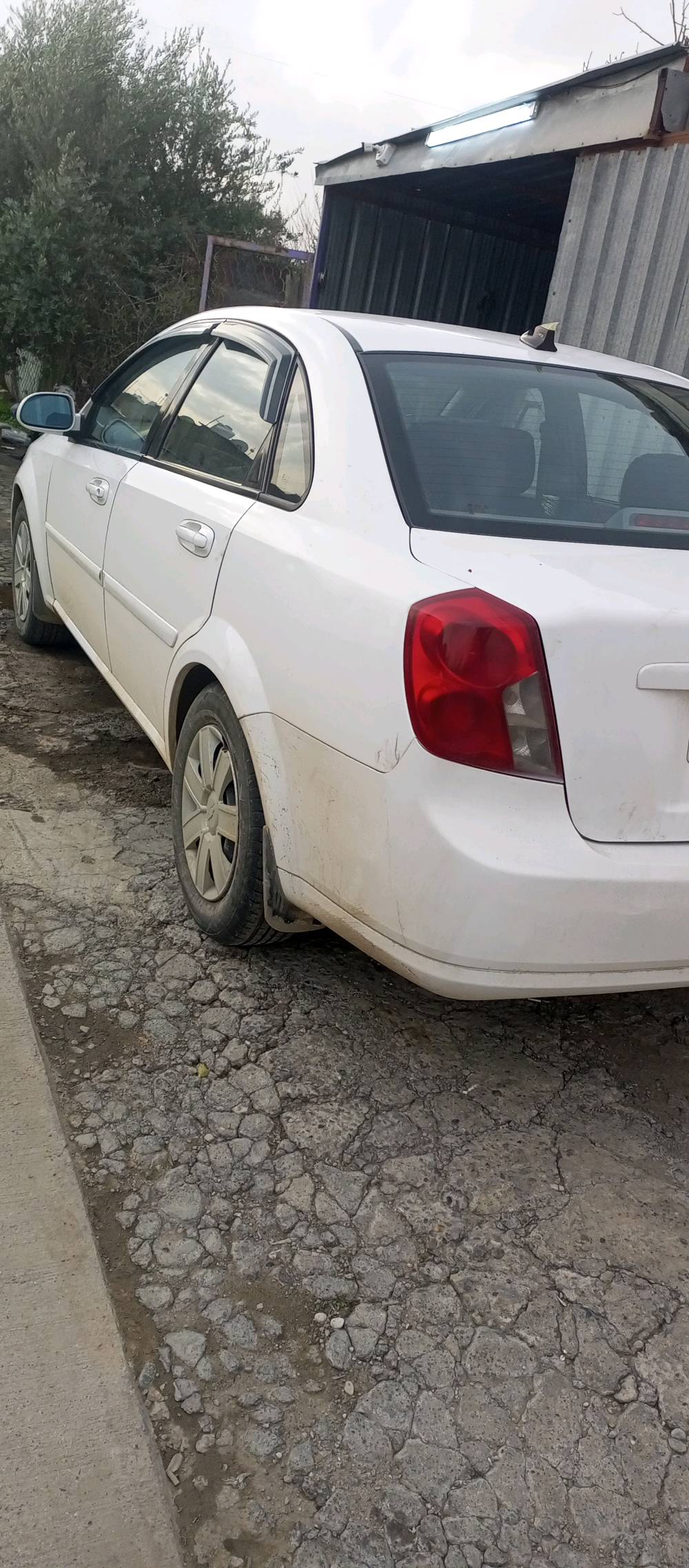 اوبترا 2009 بيها جاملغات الكدام صبغ وشوية جوة قبق البانزين سعرها 85 مكاني سد الموصل