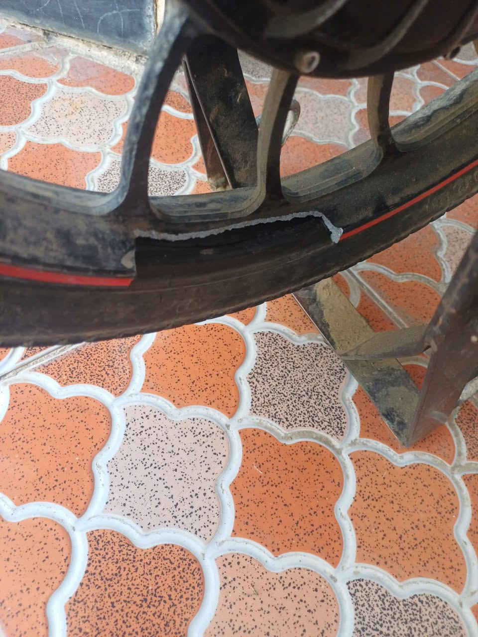 السلام عليكم دراجه للبيع نظيفه فقط بيه كسر بالويل عنوان ديالى مقداديه زهيرات السعر 300 او بي مجال للتواصل ***********
