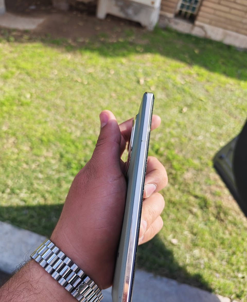 السلام عليكم
هونر ماجك 6برو للبيع السعر 660 الف وبي مجال بسيط للشراي

 يأتي بشاشة LTPO OLED مقاس 6.8 بوصة (دقة 2800×1280 بكسل) ذات سطوع استثنائي يصل لـ 5000 شمعة، ومعالج Snapdragon 8 Gen 3 الأحدث، وكاميرا خلفية ثلاثية "فالكون" متطورة بوضوح 180 ميجابكسل للتصوير البعيد، مع بطارية ضخمة 5600 مللي أمبير وشحن سلكي سريع 80 واط
. ذاكره 512.  ملحقاته شاحنه وكارتون وحافطة مكاني بغداد للاستفسار اكثر تواصل خاص او ***********
