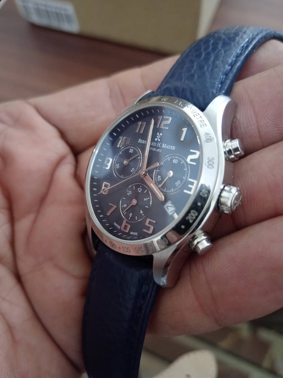 ⌚ للبيع: تحفة سويسرية عريقة - Bernhard H. Mayer (Victor Chronograph)
​عشاق التميز والأناقة الكلاسيكية، للبيع ساعة Bernhard H. Mayer الأصلية، الإصدار المميز BH13/DW. ساعة تجمع بين الدقة السويسرية المتناهية والتصميم العصري الفاخر.
​المواصفات الفنية المذهلة:
​الحركة (Movement): ماكينة سويسرية أصلية مطلية بالذهب (Ronda 5040.D) بـ 13 حجر جوهر، تضمن لك دقة متناهيه في ضبط الوقت.
​الهيكل: مصنوع من الفولاذ المقاوم للصدأ (All Stainless Steel) المصقول بعناية.
​الزجاج: كريستال زفير (Sapphire Crystal) مضاد للخدش والكسر ، ليحافظ على لمعانها كأنها جديدة دائماً.
​المينا: باللون الأزرق الملكي العميق مع تداخلات الكرونوغراف الفضية وتاريخ عند الساعة 4.
​مقاومة للماء حتى عمق 50 متر (5 ATM).
​الحزام: جلد طبيعي فاخر باللون الأزرق مع إبزيم (Clasp) أصلي يحمل شعار الماركة


**إذا كنت صاحب هذا الإعلان وتريد حذفه لأي سبب، رجاءا أرسل رسالة إلى الدعم الفني**