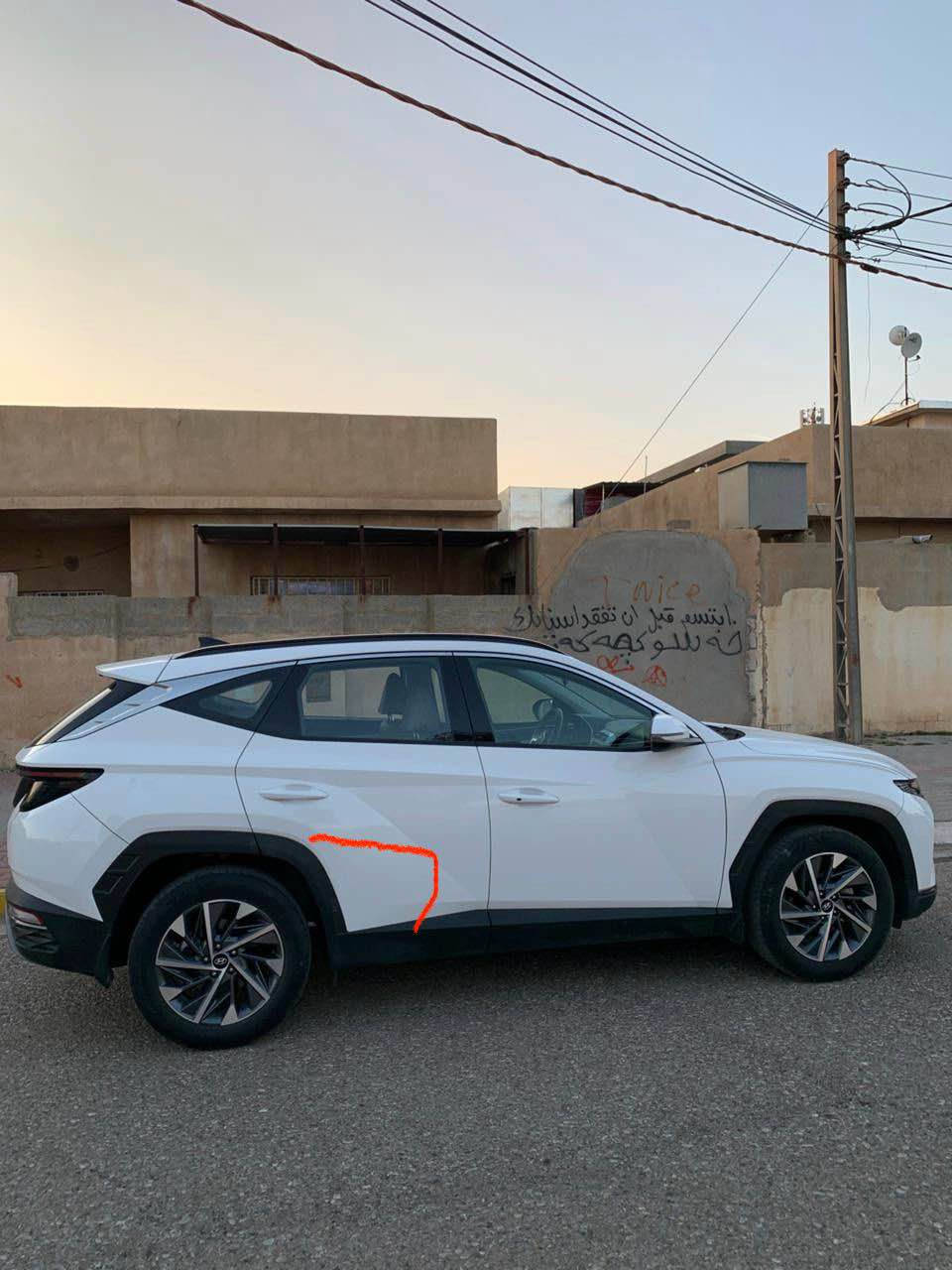 هونداي توسان   2023 خليجي 
ماشيه 83000  الف كم 
رقم سليمانيه   
 حجم المحرك 2.0L 
 مفتاح التشغيل بصمة 
 تشغيل عن بعد 
سايد بريك بصمه 
حساسات أمامية 
حساسات خلفية
لايت زينون + LED 
 كشافات ظباب
 بك لايت LED 
 دخول بصمة ذكي 
 ويل كب 18
 4 دسك
 حساسات ضغط الاطارات 
 اشارة في المرايا الجانبية 
 المرايا قابلة للطي كهرباء 
عدد AIR BAG 2
 هاند بريك بصمة 
 ا ABS 
 شاشة Apple Car play 
 كاميرا دوارة 
 مقود جلد حياكة 
 مثبت السرعة Cruise 
 ا Bluetooth / USB 
شاحن هاتف Wireless 
حركة المقاعد الأمامية كهرباء 
 قطعتين تبريد  
 أوضاع القيادة Drive Mode 
 ا ECO / NORMAL / SPORT 
 أوتو هولد Auto Hold  نظام توقف 
 نظام مانع الانزلاق 
 نظام نزول المنحدرات 
 بردات أبواب خلفية بلاديه 
الملاحظات :جزء صغير من الباب الخلفي جهة الراكب تصليح بارد  وحسب الظاهر بالصورة 
مكان السياره  كركوك
رقم الهاتف ***********
  . كركوك, العراق
