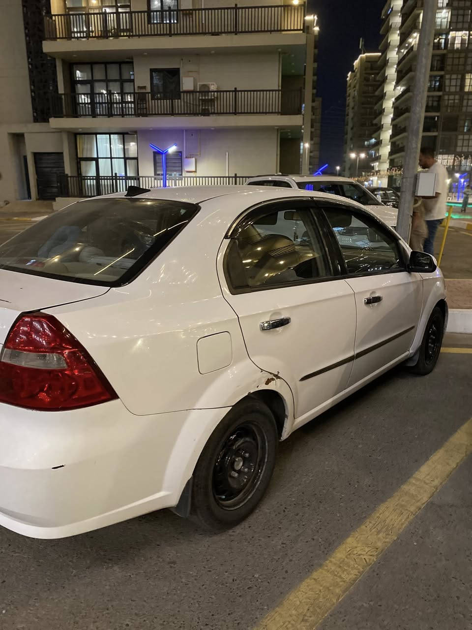 السلام وعليكم افيو 2009 للبيع 1600 السعر ب67 ورقه وبيهه مجال سياره بيهه بابين صفحة السايق صبغ ودعمه جوه قبغ البانزين وبعدني ممصلحهه وتبريد ثلج  وبيه شاشه كار بلي  وغرفتهه نظيفه  للتواصل *********** المكان بغداد حي الجهاد
