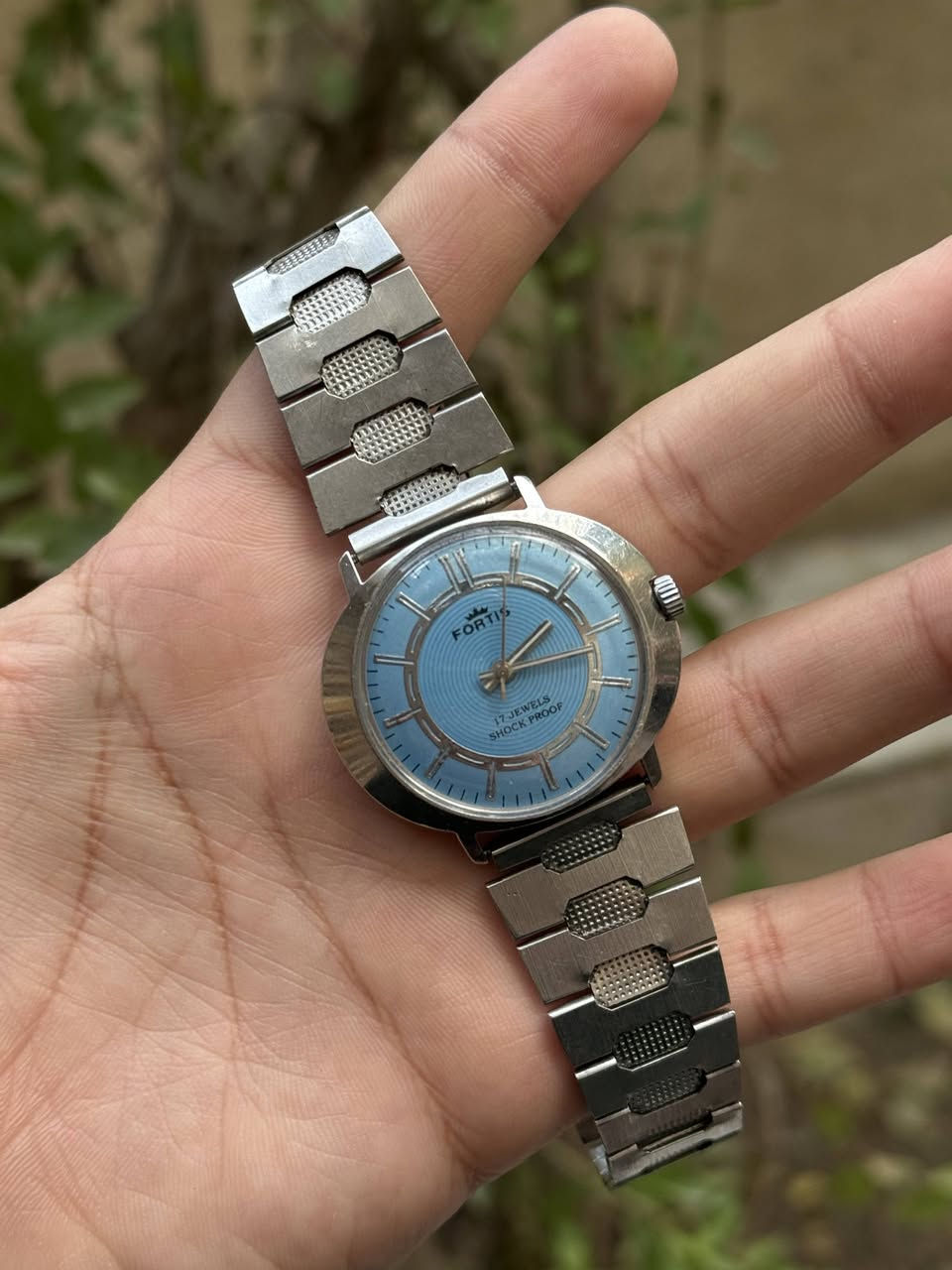 ⌚ FORTIS Vintage -Swiss Watch-
فرصة نادرة لعشّاق الساعات السويسرية الكلاسيكية ✨
ساعة Fortis أصلية من حقبة الستّينات(غالبًا) بتصميمٍ أنيق وخالد يعكس روح الزمن الجميل.

🔹 حركة ميكانيكية
🔹 17 حجر – Shock Proof 
🔹 سويسرية أصلية 🇨🇭
🔹 مينا باللون الأزرق الفاتح(Ice blue) مميّزة جدًا ونادرة 
🔹 مؤشّرات وعقارب بارزة بحالة ممتازة
🔹 شعار Fortis الأصلي من الخلف
🔗 السوار مختوم، لكن غير مؤكّد انّه أصلي (قد يكون مستبدل)

 
قطعة تجمع بين التاريخ، الجودة، والذوق الرفيع
متوفرة حاليًا في متجرنا

للطلب والإستفسار:
تواصلوا ويانا عالخاص
أو واتساب على الرقم: ***********
او على التليجرام: @drwatchee
