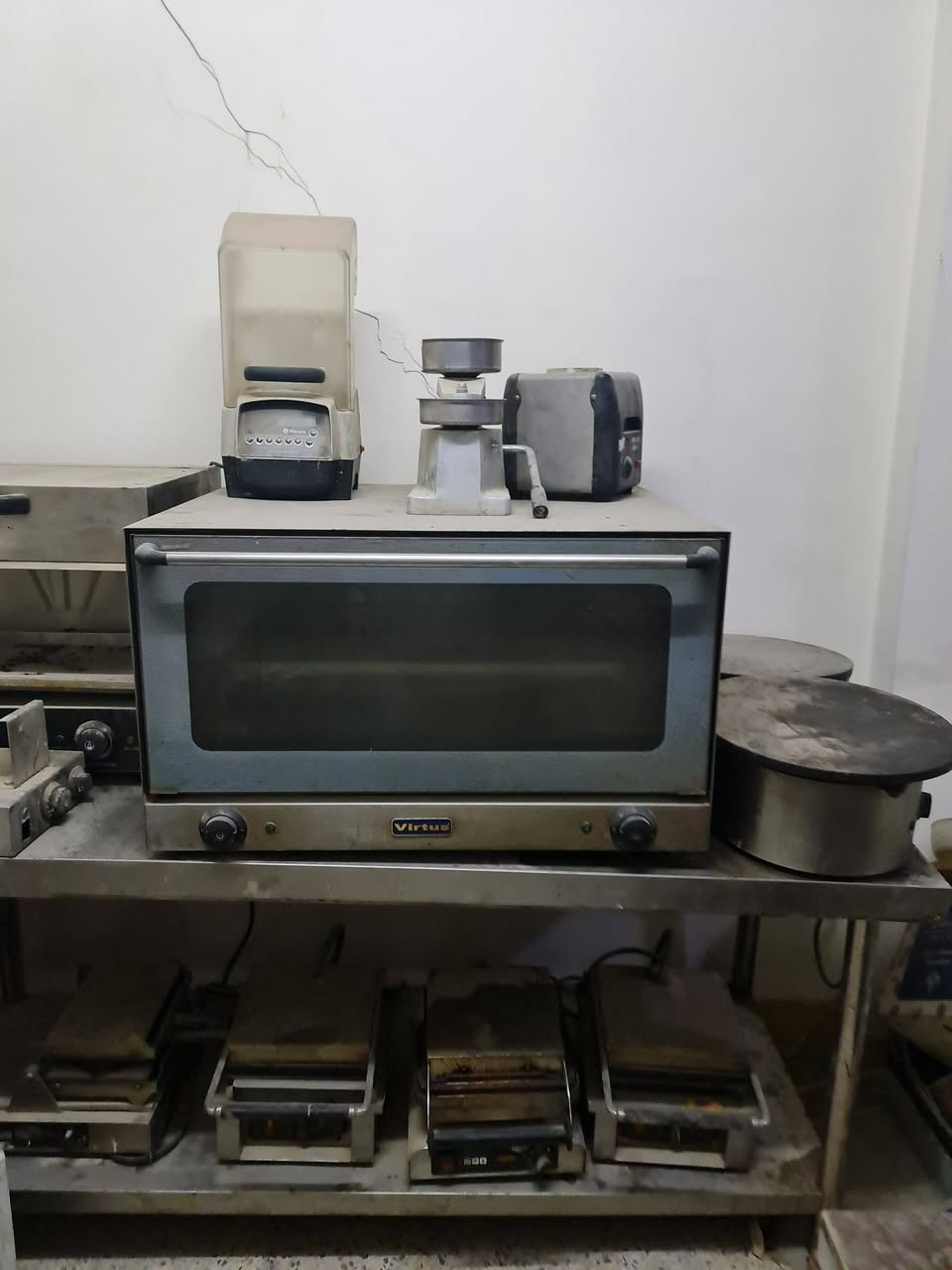 اغراض مطعم مستعمله استعمال  بسيط وحالتها جيده
المكان بالاعظميه شارع الضباط
التواصل على الواتس للاستفسار عن الاسعار
***********
