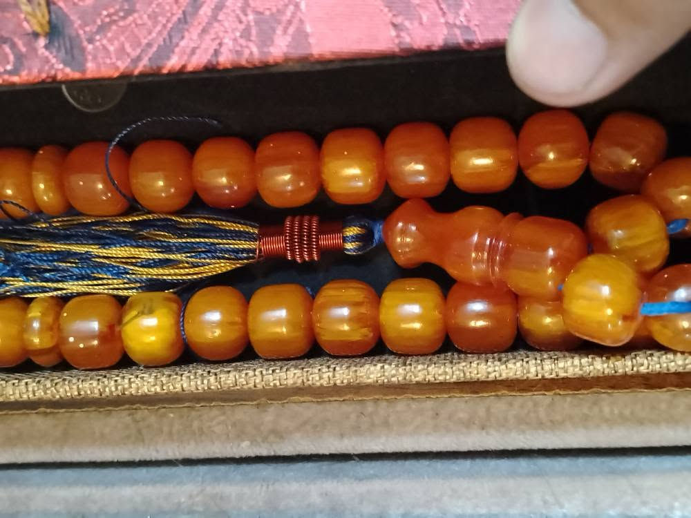 📿 لعشاق النوادر والأنتاكة.. عراقة السندلوس الألماني القديم 📿
​نقدم لكم اليوم تحفة فنية تأسر الحواس، مسبحة من خامة السندلوس الألماني الأصلي، المتميزة بجمال خرزها ونقاء خامتها التي تعكس عبق الماضي وأصالة الهواية.
​✨ مميزات القطعة:
​الخامة: سندلوس ألماني قديم، بخامة شمعية ناعمة الملمس، وخرز متناسق يمنحك راحة مثالية ومميزة أثناء التسبيح والتقليب.
​اللون: لون مميز وعميق، يزداد جمالاً وجاذبية مع مرور الوقت وكثرة الاستخدام ليتحول إلى تحفة فنية تتوارثها الأجيال.
​برهان الأصالة (عطر العطاب): بمجرد فرك الخرز باليد، تفوح منها تلك الرائحة المميزة العميقة (رائحة العطاب الزكية)، وهي الميزة التاريخية التي تقطع الشك باليقين وتثبت أصالة الخامة وقدمها.
​الخراطة: خراطة احترافية نظيفة تبرز جمال العروق الداخلية للخرز وتمنحه لمعاناً يسر الناظرين.
​💎 القطعة  استثمار حقيقي يزداد قيمة وجمالاً يوماً بعد يوم.
​📥 للتواصل والاستفسار عن السعر وتفاصيل يرجى مراسلتنا عبر الرسائل الخاصة. بغداد, العراق


**إذا كنت صاحب هذا الإعلان وتريد حذفه لأي سبب، رجاءا أرسل رسالة إلى الدعم الفني**