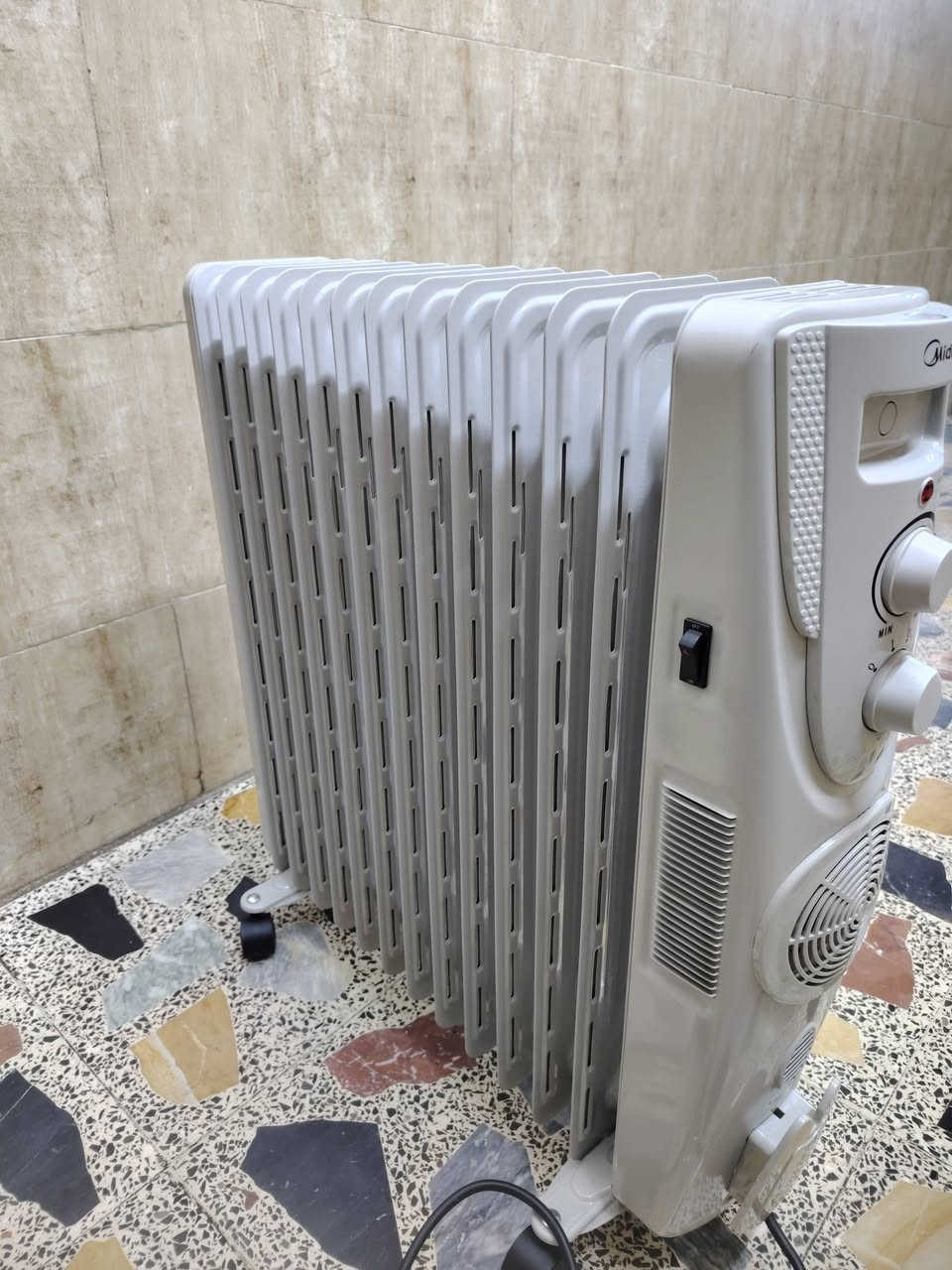 📢 للبيع — صوبة زيتية Midea 2500W
📌 الموديل: NY2313-15EFA
⚡ القدرة: 2500 واط (قوية وفعّالة)
🔌 مناسبة للجهد: 220–240V
📍 الحالة: ممتازة / جديدة (اختَر حسب الحالة)
🔥 تدفئة هادئة وثابتة لجميع غرف المنزل
🛠️ زيت حراري مملوء ومضمون – تعمل بكفاءة عالية
🚚 عنواني  بغداد البياع
💰 السعر: ___ دينار عراقي (55 الف )
📞 للتواصل: *********** (رقمك)#
