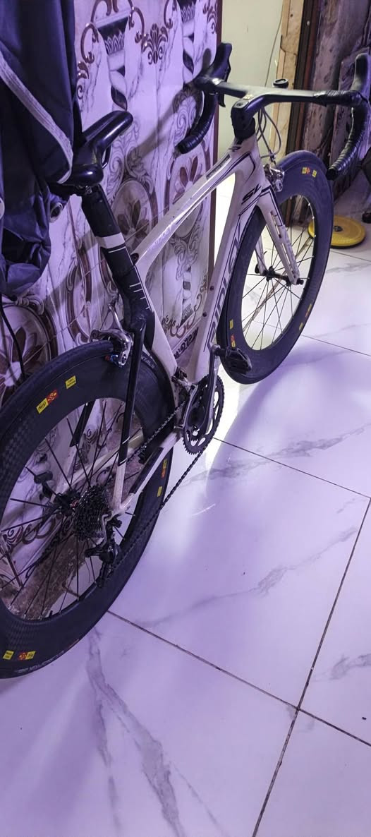 دراجه رايدلي فول كاربون سستم 105 r7000  وياله كوزمك كاربون صينيه ديور ايس طواكه ونقال اولتيكرا الدراجه خاليه من اي ضربه او فطر السعر مليون و 200 عنوان الكراده داخل ***********
