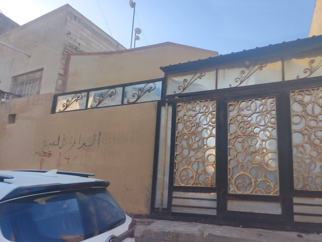 🏡 دار سكني للبيع في البصرة – منطقة الحكيمية (قرب شارع القيادة)
فرصة نادرة لامتلاك دار في واحدة من أفضل المناطق السكنية في الحكيمية، يتميز بموقع استراتيجي قريب من جميع الخدمات الأساسية، وفي الوقت نفسه يقع في منطقة سكنية ممتازة، هادئة وآمنة، مناسبة للعائلات الباحثة عن الراحة والخصوصية.

📍 الموقع: الحكيمية – قرب شارع القيادة.

📐 المساحة: 164 متر مربع. 📏 فضلة: 4 أمتار. 🏠 طابق واحد مع تأسيس كامل لطابق ثانٍ، مما يتيح للمشتري إمكانية التوسعة والبناء مباشرة دون الحاجة إلى إعادة التأسيس أو تحمل تكاليف إضافية.

✨ من أبرز مميزات الدار:

يقع على شارعين (واجهتان)، مما يمنحه تهوية ممتازة وإنارة طبيعية طوال اليوم وسهولة في الدخول والخروج.

يباع مع كامل الأثاث، مما يوفر على المشتري عناء وتجهيزات السكن ويجعله جاهزًا للسكن مباشرة.

تصميم عملي ومناسب للعائلات.

موقع هادئ بعيد عن الضوضاء والازدحام مع سهولة الوصول إلى الشوارع الرئيسية.

📍 مميزات الموقع:

قريب جدًا من شارع القيادة.

بالقرب من الأسواق والمولات والمراكز التجارية.

قريب من المستشفيات والمراكز الصحية والصيدليات.

قريب من المدارس ورياض الأطفال.

قريب من المطاعم والمخابز وجميع الخدمات اليومية.

تتوفر في المنطقة جميع الخدمات من ماء وكهرباء ومجاري وإنترنت.

منطقة راقية، سكنية، هادئة، وآمنة، وتعد من المناطق المرغوبة للسكن والاستثمار.

الدار مناسب للسكن العائلي، كما يعتبر فرصة استثمارية ممتازة نظرًا لموقعه المميز وإمكانية إضافة طابق ثانٍ مستقبلًا، مما يزيد من قيمته.

📞 للاستفسار أو تحديد موعد للمعاينة يرجى التواصل على الرقم: ( *********** ).

السعر 500 مليون
