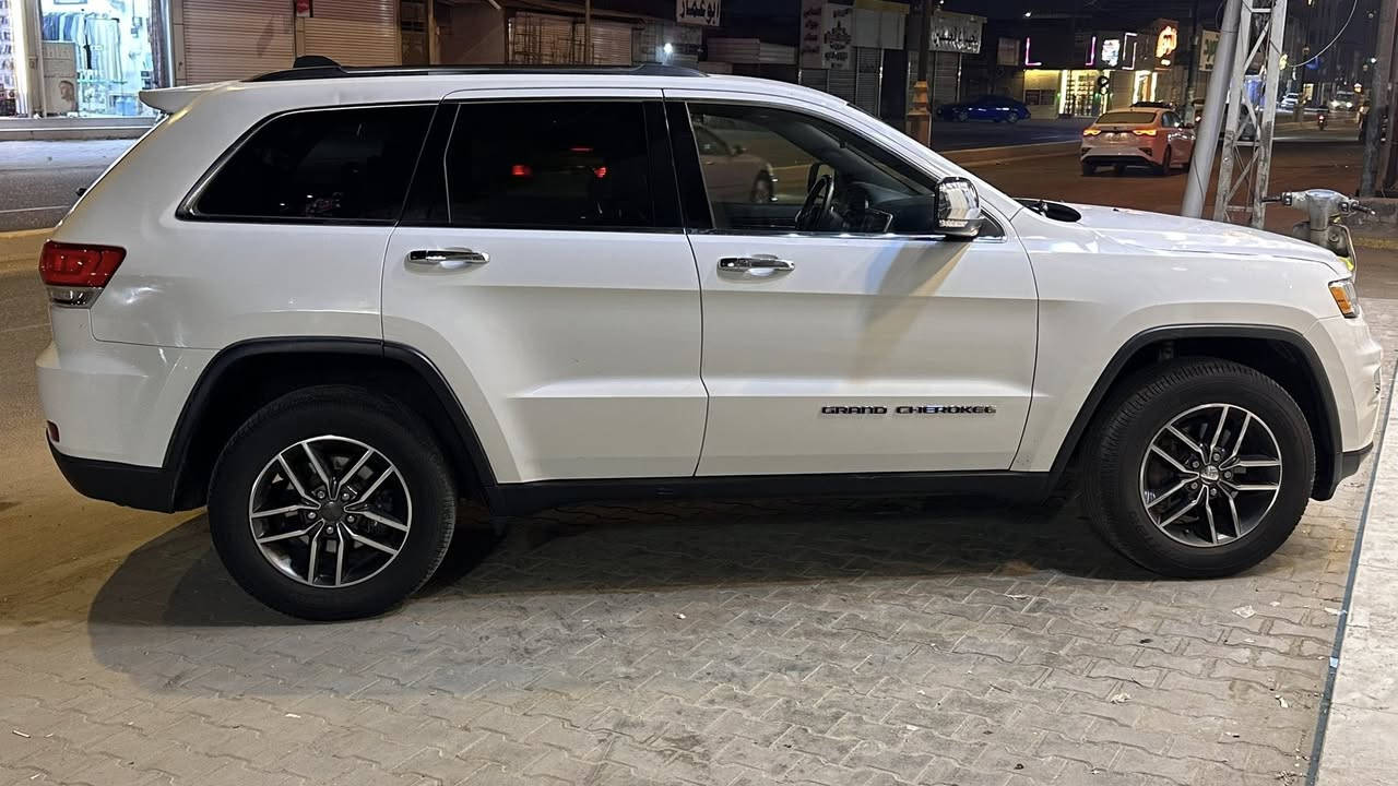 جيب جراند شيروكي ليمتد
مـديل 2017 كصه جنطه

￼#ادوات_ادوات_دخول_جديد #متؤمة_انگليزي_شغل_اصلي

محرك  3600/V6 ✈️
كير كوبره 

كشنات كهرباء  
تبريد ثلج 

حداديه جديده 
تخم تاير جديد

بصمة تشغيل 
فول تحكم ستيرن 
جنطه كهرباء 

#الـمكان_البصرة🇮🇶
#السعر_اتصل_وتدلل 
 *********** 📞
