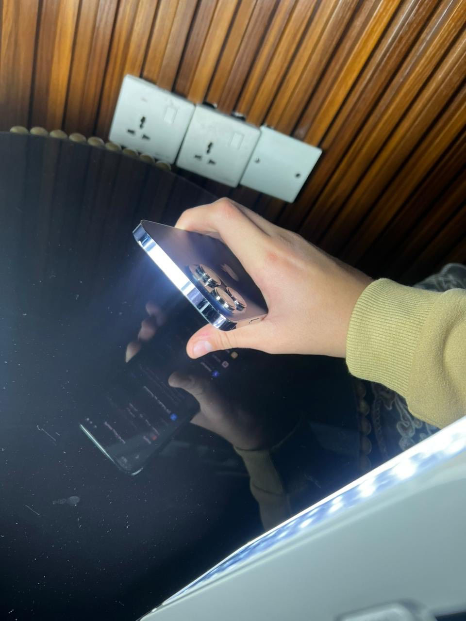 آيفون 14 برو ماكس
ما مفتوح الجهاز كفالة عامة 
ذاكرة 256 
 
بطارية 83 
شرق اوسط عربي AA/A
الجهاز كلة شغال ما بي عيب
كلش نضيف الجهاز نضافة 100/100
السعرررررر675 بس مجال بسيط 
علواني بغداد البلديات 
رقم الهاتف ***********
