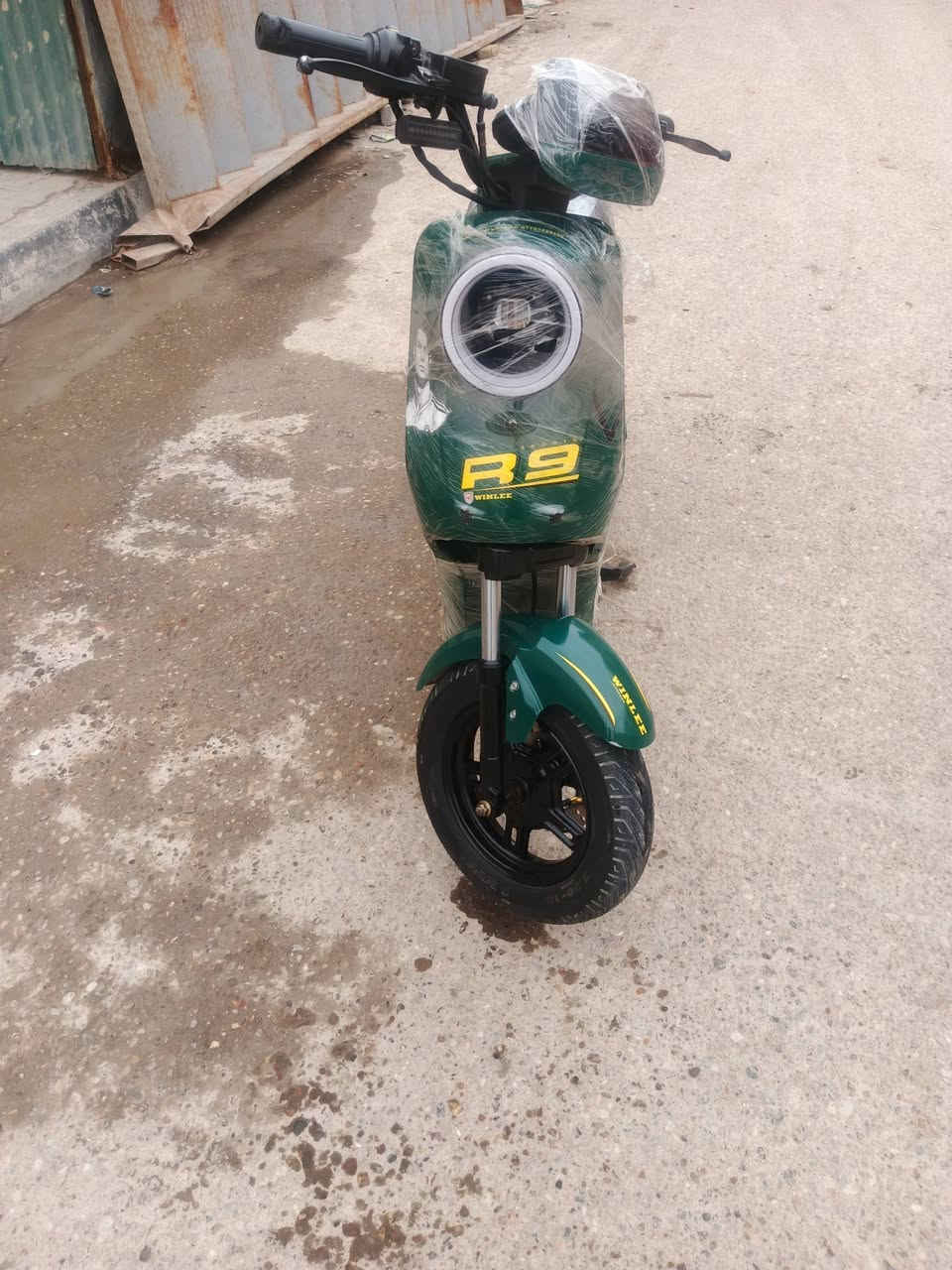 دراجه r9 موديل 2026 بطاريات 32 امبير خمس بطاريات جدد صار الهه سبوعين طلعتهه من الوكيل دراجه حلوه جاهزه نانقصهه اي شي بيهه سويجين وبصمتين وكارت السله والكفات والمرايات موجوده  السعر 500 وبيهه مجال الرقم *********** بس واتساب
