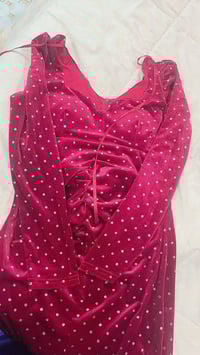 فستان أزرق ٤٢ • فستان أحمر ٤٠