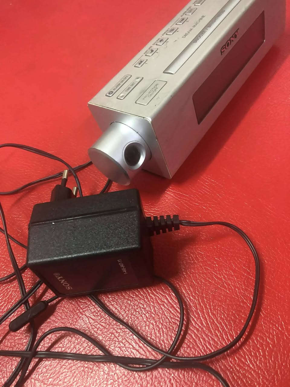 راديو سوني اصلي نظيف جداً مواصفات عديدة درجة حرارة الغرفة عدة انماط لموسيقى هادئة عرض ساعة الوقت بالليزر على الحائط او السقف او الارض محولة اصلية مدمجة بنفس الجهاز 
السعر ٣٥ الف


**إذا كنت صاحب هذا الإعلان وتريد حذفه لأي سبب، رجاءا أرسل رسالة إلى الدعم الفني**