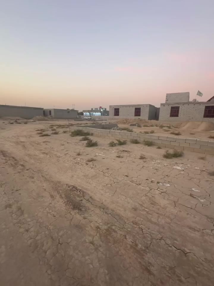 قطعة أرض طابو زراعي في ( حي الشيخ عايد ناصر )
خلف ( المشتملات ) ( قرب بيت استاذ زيد جاسم )

مساحة ٢٥٠ م - وجه ١٢ ونص م / نزال ٢٠ م 
( مسيجة سياج بلوك ) ( شارع بعرض ١٠ م )
( ماء - كهرباء ) ( تبعد عن الطابو والمدارس ١٥٠ م )
( طريق من لطابو على موقع القطعة شارع ٢٠ م )
( كما موضح في الفيديو )

للاستفسار مراجعة مكتب غازي للعقار   
واسط - الزبيدية - قرب أفران المائدة  *********** 
***********
