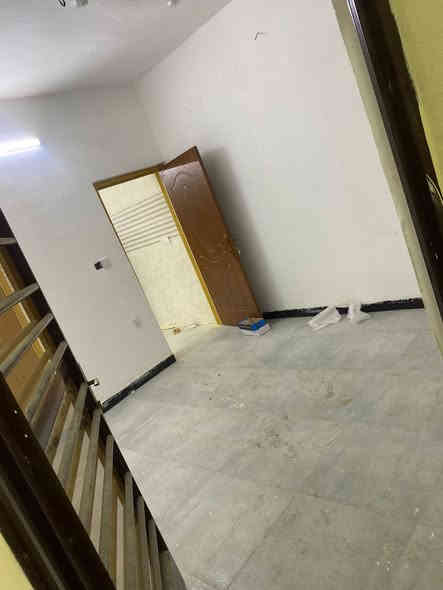 دار للبيع ديوان المخابرات للاستثمار مؤجر حاليا ٥٠٠ ألف المساحه ٥٥ متر طابقين يحتوي على غرفتين نوم الطابق مع بيتونه والسطح مع هول ومطبخ كبير وصحيات ومنور موضحه بصور النشر للاستفسار الاتصال على الرقم التالي *********** السعر المطلوب ١٥٠ مليون
