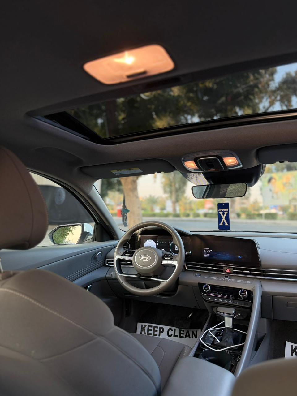 السلام عليكم
النترا 2025 وارد امريكي كلين 
دخول جديد تترقم كل المحافظات من عدا الشمالية 
السيارة اخت الزيرو ماشية 18 الف كيلو 
فول مواصفات 
فتحة 
انارة داخلية متغيرة 
رادارات جانبية وخلفية 
تدفئة كشنات 
تشغيل عن بعد 
بصمه دخول وتشغيل 
والبقيه المعروفة 
صور الحادث مرفقه فقط دعاميه 
سعرها 193 وبيها مجال 
للاستفسار 
***********
