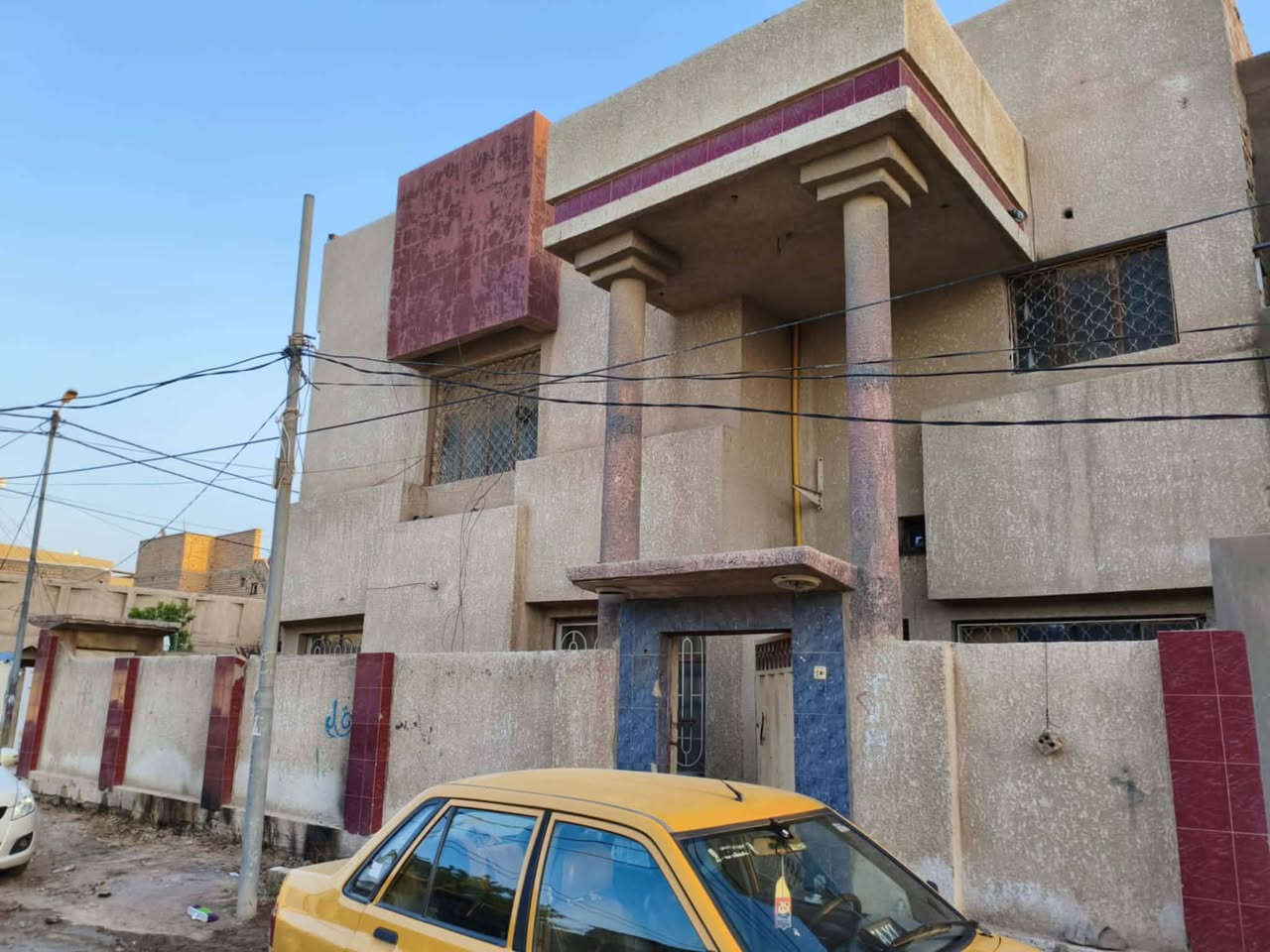 دار للبيع طابو صرف.... 263 ونص متر ركن... واجهة18ونص.. نزال14ونص.... 
طابقين كونكريت  مسلح.... بناء كلش نظيف وقوي.  عوزة ترتيبات بسيطة..... عالي عن للشارع.... ٥ غرف نوم 
صحيات ٢ 
صالة 
ستقبال 
مطبخ 
كراج 
حديقة 
بلكونه 
البناء درجة اولى علما والدي مقاول 
البيت من الداخل فطر واحد مابي 
الغرف ٢ جوه و٣ فوك
العنوان العروبة ٣ شارع الكوام فرع مأكولات المصلاوي ٣٠ متر بعد عن الشارع العام علما المنطقة حاليا راح يشتغلون بيهه تبليط.....

للاستفسار اتصال ***********/ واتساب
