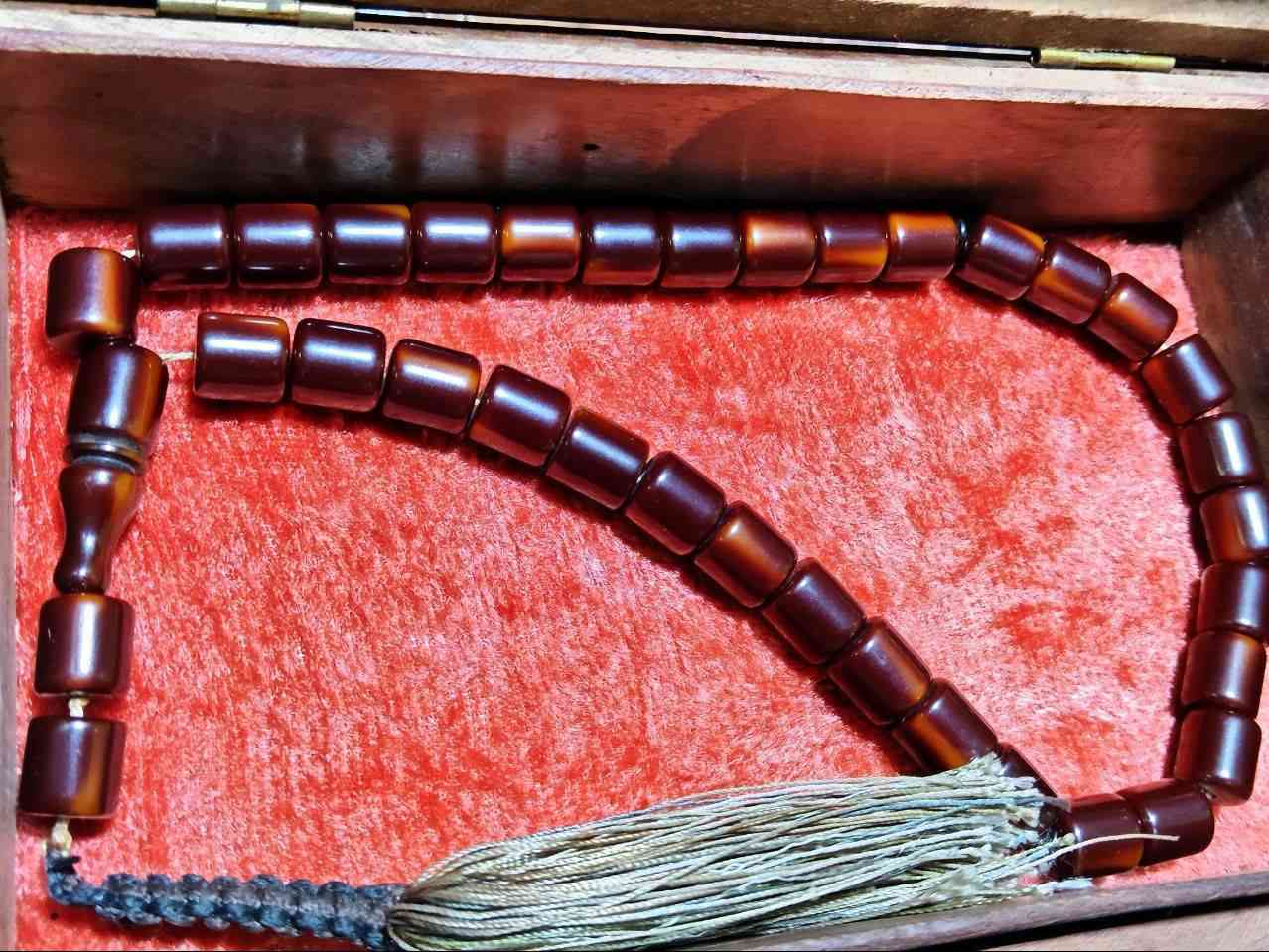 مسبحة فاتوران معرقة برميلية بلون كبدي عميق، قطعة تحمل روح الزمن الجميل وهيبة التراث الأصيل.
بيها ريحة عطاب قوي(عطر)
السعر ٢٠٠ الف وبيها مجال
يوجد توصيل
خرزها متناسق بصيغة برميلية ناعمة، يمنحها مسكة مريحة وحضورًا لافتًا في اليد.
لونها الكبدي الدافئ يزداد جمالًا مع الاستعمال، ويعكس عمقًا ووقارًا يميز الفاتوران المعتّق.
اختيار راقٍ لعشّاق المسبحات النادرة، يجمع بين الأصالة والفخامة والذوق الرفيع


**إذا كنت صاحب هذا الإعلان وتريد حذفه لأي سبب، رجاءا أرسل رسالة إلى الدعم الفني**