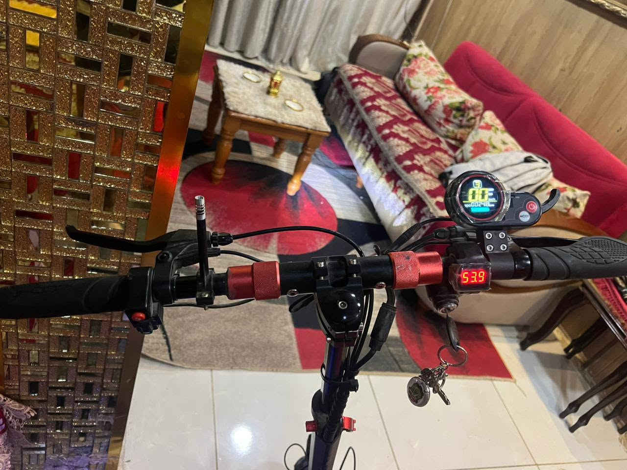 سلام عليكم
عندي هذا السكوتر شحت 
كلشي ما بي سكوتر اصلي 
 بي نضام 3 سرعه 
ويجي ويا جوب هديه 
وبس الشاحنه مالته ضايعه تلكوه بل سوك  رخيصه
سوكتر اصلي بي هواي مواصفات 
ويتحمل اوزان ثقيله 
عنواني الكراده بارك السعدون 

السعر 365 وبي مجال

الي يريده يتواصل وياي عله هذا الرقم 
***********
