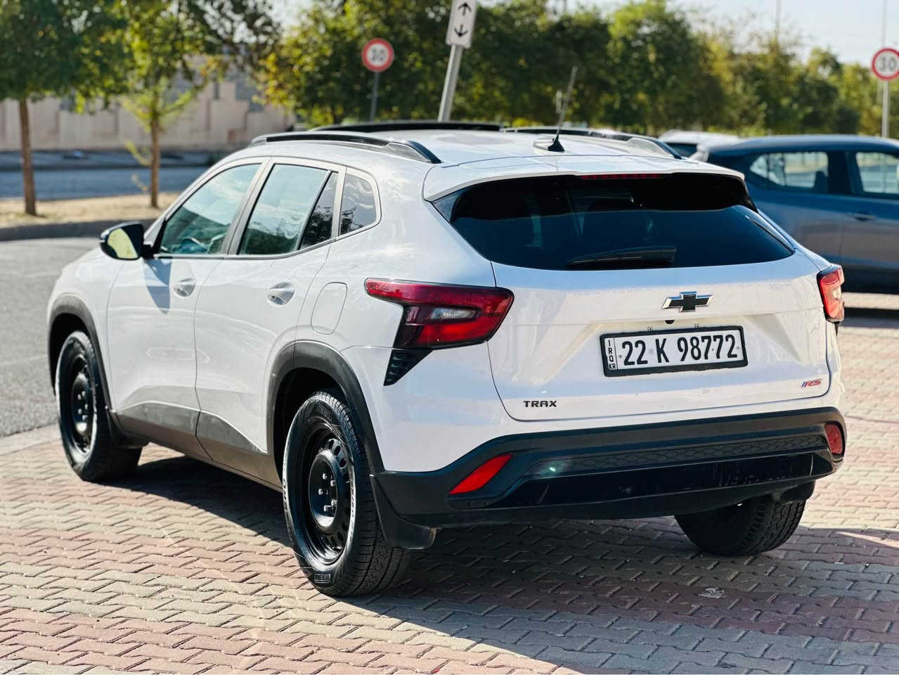 شوفرليت تراكس ٢٠٢٤  RS/2  
فول موصفات.  
رويشتوه (5mil)

نيو بونيتي سبوغه  بي ژوره وه هيجي تري نيه 
سياره هه موو شتيكي شه ريكه يه. به شه رت
ايرباگاي به س سوكانن اويش بيلادي دانراوه ته وه .

گير مه كينه و ته بريد و هه موو شتيكي به شه رت.

قه پات موصفاتت فول فول موصفات. 
بصمه / سلايد/ كوشين هيتر / شاشه گه وره / شغال/
اتو پارك / تحديت سورعه/ كوشين جلد خت سور/
رادار/ داتاشو / شاشه ي تاهوو/ خه تي جاده /
شاشه: Car paly/ WF /موبايل شحن دكات/ 
لايت اتوو/ گير عادي و اوتماتيك/ گيري قورس/
بريك بصمه / تحكم ستيرن/ پيش ليد و شمعه /
لايت موتحرك/ كوشين هيتر / مودي سپورت ، نورمال، يكو، /هتد ،…
 
رقم. شانصي سياره كه يه :
KL77 JE29RC083345

رادار و به ردي قزوزي به شه رتت بيلادي بيت .
هه زه و ژينكه كه و رقم و صه نه وي تازه يه 
به ناوي خومه. 
Watssapp +Vaebar. 
*********** أربيل, العراق
