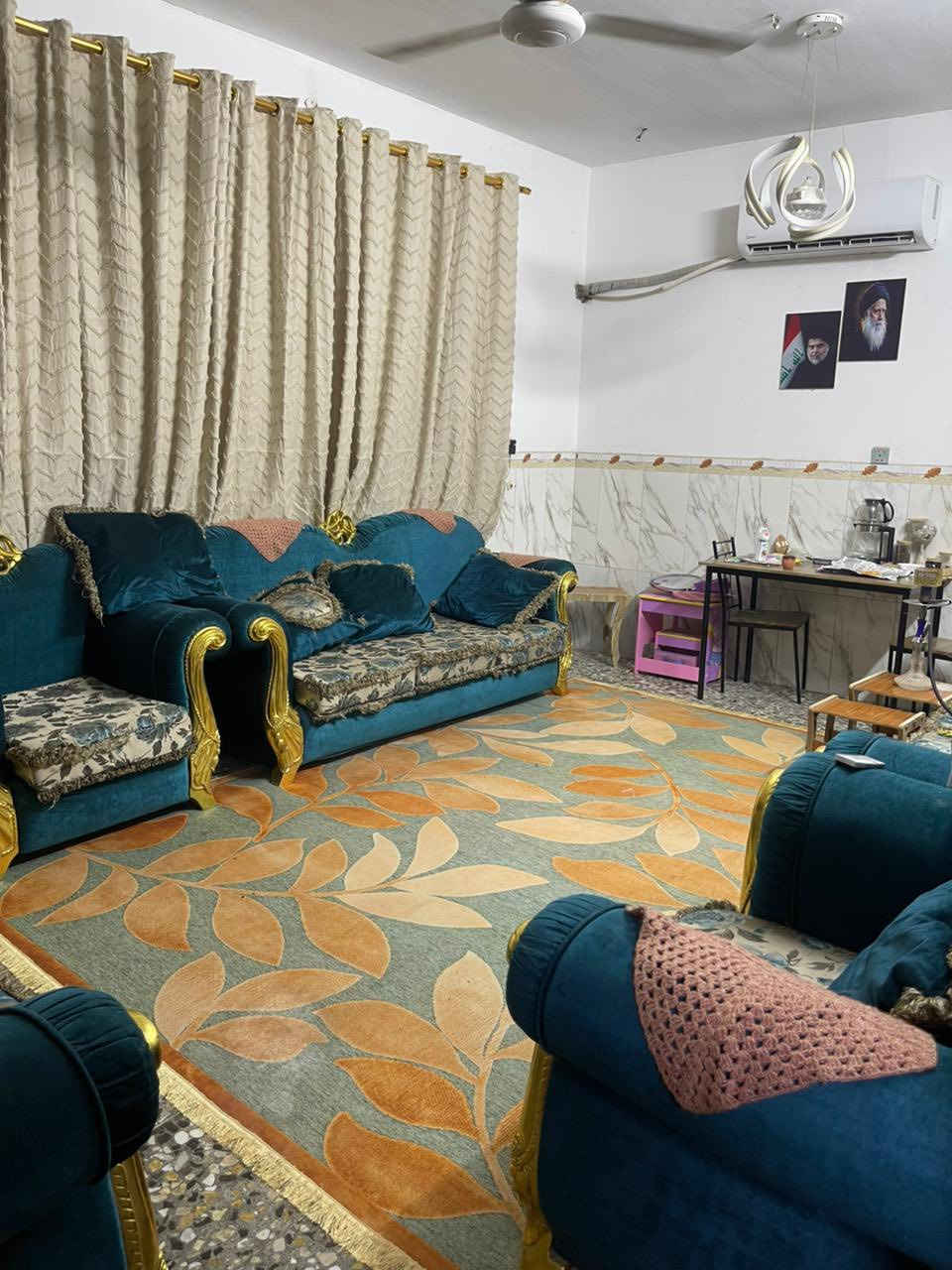 سلام عليكم بيت ٧٥ م طابقين
واجهة ١٠ م نزال ٧.٥ بيت كامل الحمد الله مناقصة شي ابد زراعي سند محكمة 
البلديات / زراعي 
منطقة ضياء الحلفي شارع حسينية سيد صلاح 🖤  
الطابق الاول 
البناء استقبال معزول مطبخ معزول صالة او حولي وغرفة نوم وترك وصحيات 
الطابق الثاني غرفتين نوم وحدة جبيرة ع الاستقبال والثانية ع المطبخ وسط وحولي جبير وصحيات وحدة 
الدرج دوار مرتب 
وراها بيتونة وتصعد للسطح 
فقط الواجهية طابوك 
مسويلها محجر خارجي غير الكراج وموضح بالصور 
المنطقة كاملة خدمات كاملة تبليط مي كهرباء 
السعر مناسب بالنسبة الاسعار اتصل وتدلل اكو واتساب كذالك 
(***********)
