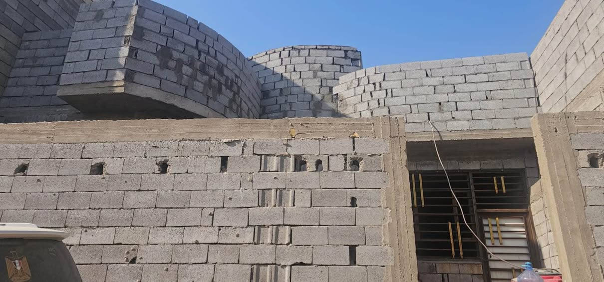 يالله يعلن مكتب عقارات الثقلين عن بيع هيكل قيد الانشاء  يحتوي على غرف نوم عدد 2مع صاله وصحيات وديوانيه ومطبخ وتوايت خارجي مع كراج صغير  السطح ايزوكام في الفيروزية قرب الجسر آلأول 
تستلم مفتاح يعني بيت كامل تستلم جاهز حتى كيزر مع تانكي ماء عدد2
ماطور ماء
سيراميك 
بيبان صاج  تفصال لمحجر درج المنيوم 
بيبان مع شبابيك كله حديد تفصال 
شغل درجه اولى 
مساحته ١٢٠م
بناء بلوك 
مكان البيت كلش قريب على المدارس والشارع العام يعني مقابل شارع 9
كل الخدمات متوفره 
السعر 75قابل للتفاوض 
عنوان المكتب الفيروزيه قرب الجسر آلأول مكتب عقارات انوار الثقلين 
للأستفسار اتصل *********** سيد عدي البصرة, العراق
