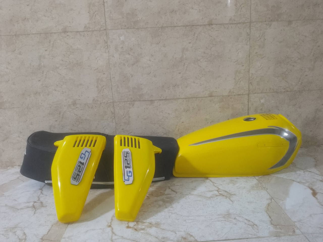 سلام عليكم شباب غراض دراجة نامة كلة جديد بعد ما مشدود تانكي وكشن وكلجات وبنزات صالنصة شركة وقمجي سكليتر وقمجي كلج وبربينات وهاذة رقمي دك علية وبيك خير وتدلل ***********
