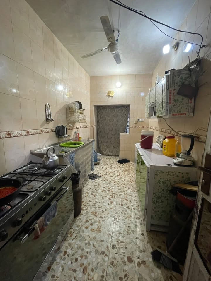 السلام عليكم للبيع متر 140 عرفه نوم كم ثلاث و حمام جوه ومطبخ و حديقة و استقبال ومرافق و الجريخي قرب شارع ٣٠ محله 221 السعر 120 رقمي صديقي ***********
