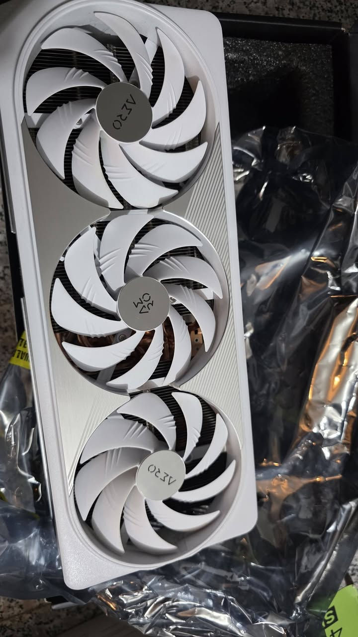 السلام عليكم
GIGABYTE Aero 4080 super 16 Gigabyte Vram 
الكارت مستخدم لمدة سنة وكلش نظيف مابي اي مشكلة 
السعر مليون قفل


**إذا كنت صاحب هذا الإعلان وتريد حذفه لأي سبب، رجاءا أرسل رسالة إلى الدعم الفني**