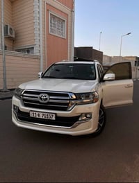 لاندكروزر GXR • V8 ٢٠٢٠ • رقم بغداد