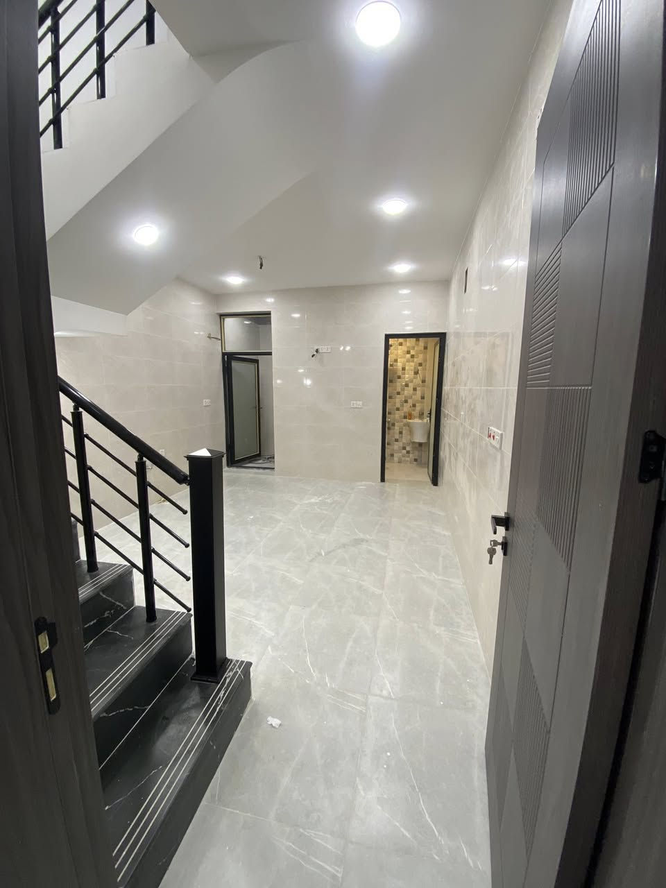 دار زراعي حي تونس الجمعية
شارع مقرنص
مساحة 44 متر 
طابق 1 صالة مطبخ مفتوح خدمات
طابق 2 غرفتين نوم حمام 
ط3 غرفه بيتونه سطح
بيت جديد زيرو بناء بناء فول

اي ستفسار *********** واتساب
