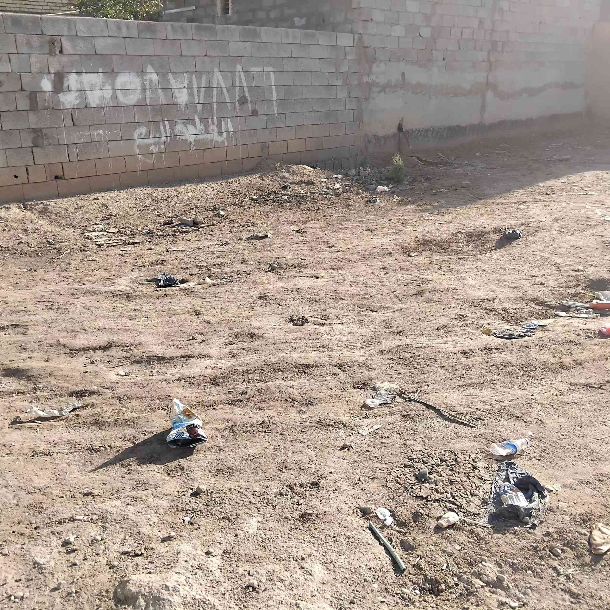 على بركة الله تعالى قطعة ارض للبيع المساحة ٢٠٠ م واقع حال اكثر بين البيوت مدفونه كبل تبني عليه العنوان واسط العزيزيه  شارع البزل قرب شهيد ابوعلي  السعر ٥ لاستفسار مراساله الحساب


**إذا كنت صاحب هذا الإعلان وتريد حذفه لأي سبب، رجاءا أرسل رسالة إلى الدعم الفني**