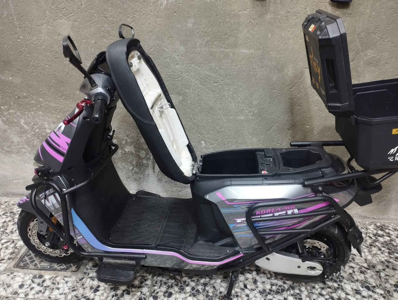 ماطور شحن سكنس للبيع نضافه فول 6 بطاريات يقرن 10 عل فحص  السعر750 وبي مجال مكان فلوجه حي الشهداء التواصل عل رقم ***********
