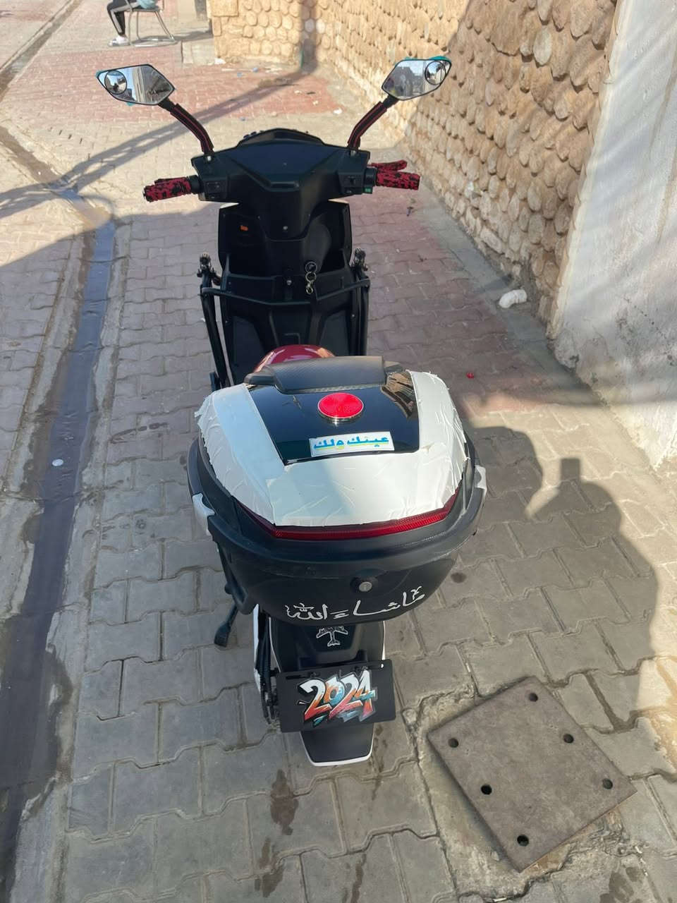 ⚡️ للبيع: وحش "الماسة" موديل 2025 (نظافة ومعدلة) ⚡️
يا ولد، الدراجة "لوز اللوز" وما شاكية من شي، متعوب عليها حيل ونظافتها تحجي عنها. للي يدور كشخة وقوة ومتانة.
• الموديل: 2025 (حديثة جداً).
• الشركة: طراز شركة الماسة المعروف بقوته.
• البطارية: طاقة فول (من 10 إلى 12)، يعني شيل إيدك من الهم، تمشيك مسافات وتبيض الوجه.
• الحالة: الدراجة "نضيفة كرت" ومتعوب عليها بكل تفاصيلها (إكسسوارات، دعاميات، وتغليف كامل).
• الأداء: دراجة من النوع القوي، مو مالت لعب، مالت شغل وكرف.
💰 السعر: 650 ألف (وبيها مجال قليل للشراي)
📍 المكان: [رمادي التاميم 8 أشباط]
📞 للتواصل: ***********
