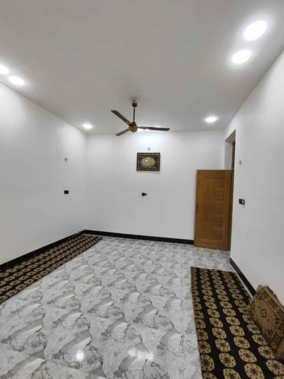 دار للبيع طابو زراعي المساحة 300 متر بالإضافة إلى فضله تابعة للدار 80 متر 
تتكون من غرفة عدد 2 
إستقبال كبير 
صالة كبيرة 
مطبخ حار وبارد 
مجموعة صحية 
حديقة 
الموقع شارع علي قمارة قرب حي الحوراء 
للاستفسار الاتصال على الرقم ***********
