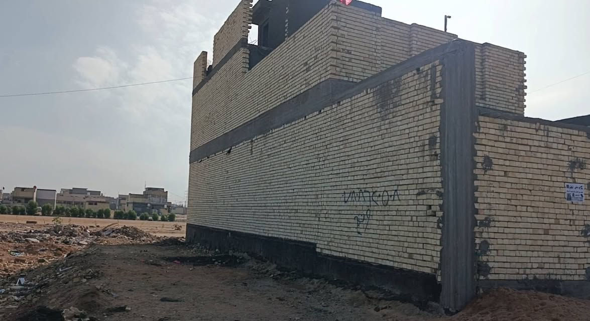 السلام عليكم  بيت للبيع  سعر الكلي 118مطلوب اسكان41 تطلوعتة 77 (مساحته 125) (الواجهيه 6٫25) (نزال 20متر )طابقين بي نواقص بل 34 ع شارع 20 مقابيل ساحه (رقم الدار435)خلف مستشفى التركي مقابيل الواحات العتبة للستفسار اتصال ع الرقم *********** غير متواجد ع الفيس
