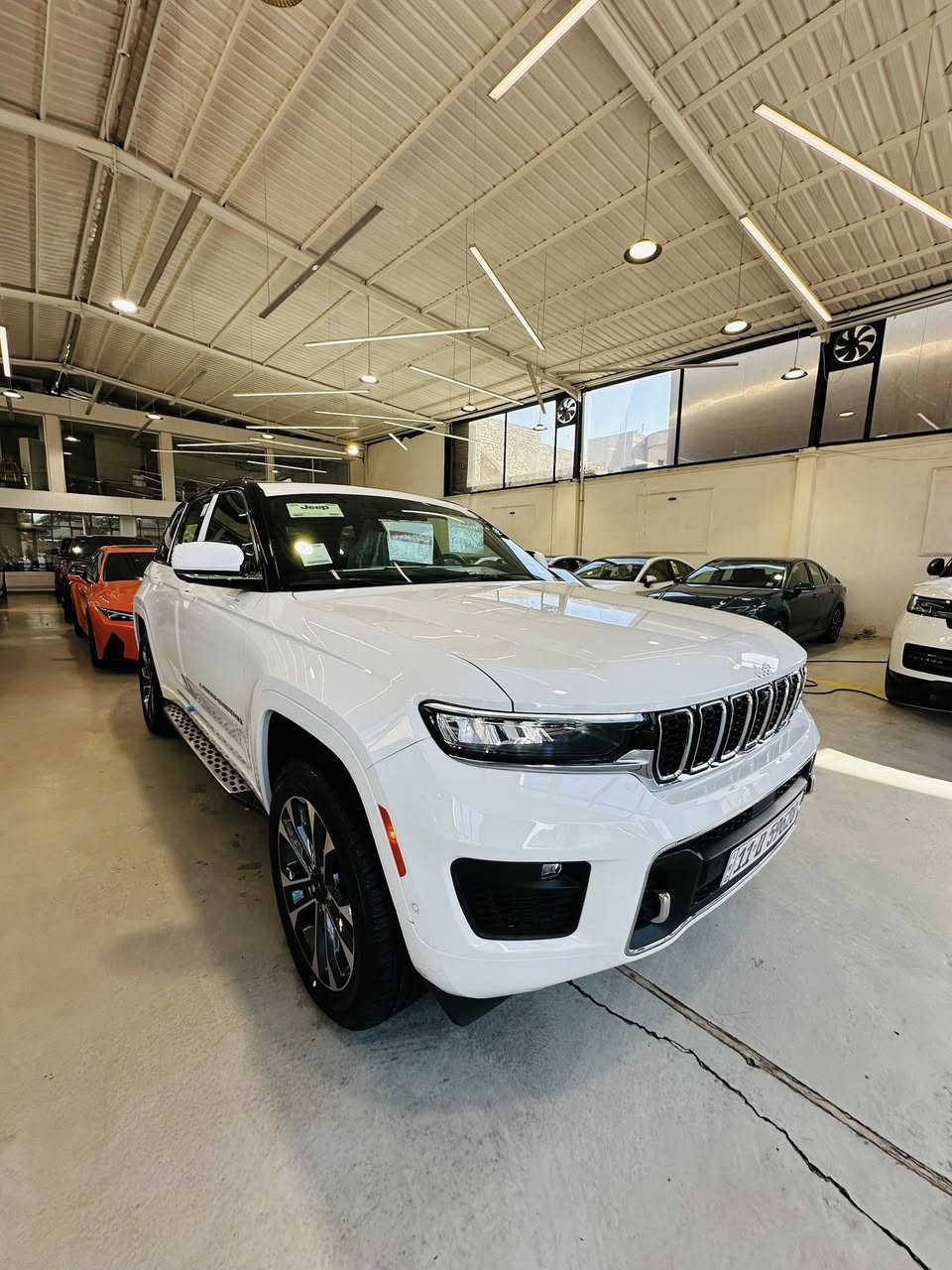 السلام عليكم زبائننا ومتابعينا الاعزاء جيب كراند شيروكي فئه الاوفر لاند (OVERLAND) (Two colors ) موديل 2024 تو كلر الجديدة كليا ماشية (500) ميل اعلى مواصفات خليجية وكالة هارلم 5 راكب محرك 3600 ضمان 3 سنوات او 60 الف مغلفة تغليف كامل من هي زيرو بتغليف ال 👈 PPF 👉  مركز (NVN) والتغليف بي ضمان 10 سنوات والسياره بعدها علوكالة مكفولة كفالة عامة كما موضح أدناه :
المواصفات فول 1/1 
توقف ذاتي رادارات جانبية وخلفية ورادار امامي 5 كامرات مع كامرة ليلية ونظام المنطقة العمياء فور ويل درايف
جكات امامية وخلفية
تدفئة وتبريد الكشنات ستيرن تدفئة
وداخل جلد الاسود الملكي المرغوب بصمة وتشغيل عن بعد 
وبانوراما وحساسات داتا شو مقاعد امامية تدليك وبقية المواصفات المعروفة : 
(1) مرقم بغداد الدولي الجديد
(2) الكبات والارضيات وعدة الاسعافات الاولية بعدهن ممستعملات مع باقي الملحقات 
(3) السيارة خاصعة للفحص والسونار من قبل مركز المندلاوي يعني بيها تقرير شامل من ناحيه الصبغ والبارد والتبديل والكيلو متر والعقول والگير والمحرك وباقي التفاصيل 
(4) السيارة ام الضمان وخاضعة لشركة هارلم 
للاستفسار الاتصال
***********
***********
***********
رقم الادارة
***********
او زيارتنا بغداد نفق الشرطة شارع الكنيسة مقابل حي السفارات معرض الاصدار الاول وتحياتنا للجميع .
