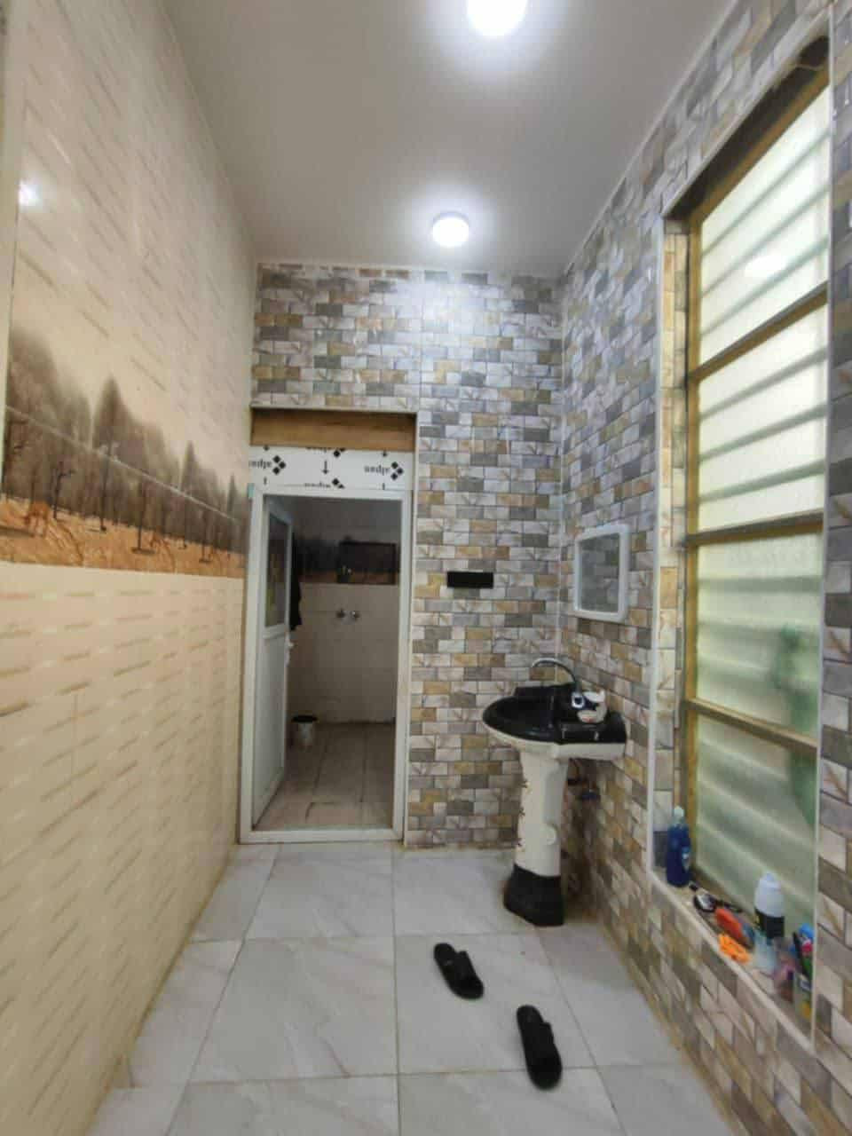 دار للبيع طابو زراعي المساحة 300 متر بالإضافة إلى فضله تابعة للدار 80 متر 
تتكون من غرفة عدد 2 
إستقبال كبير 
صالة كبيرة 
مطبخ حار وبارد 
مجموعة صحية 
حديقة 
الموقع شارع علي قمارة قرب حي الحوراء 
للاستفسار الاتصال على الرقم ***********
