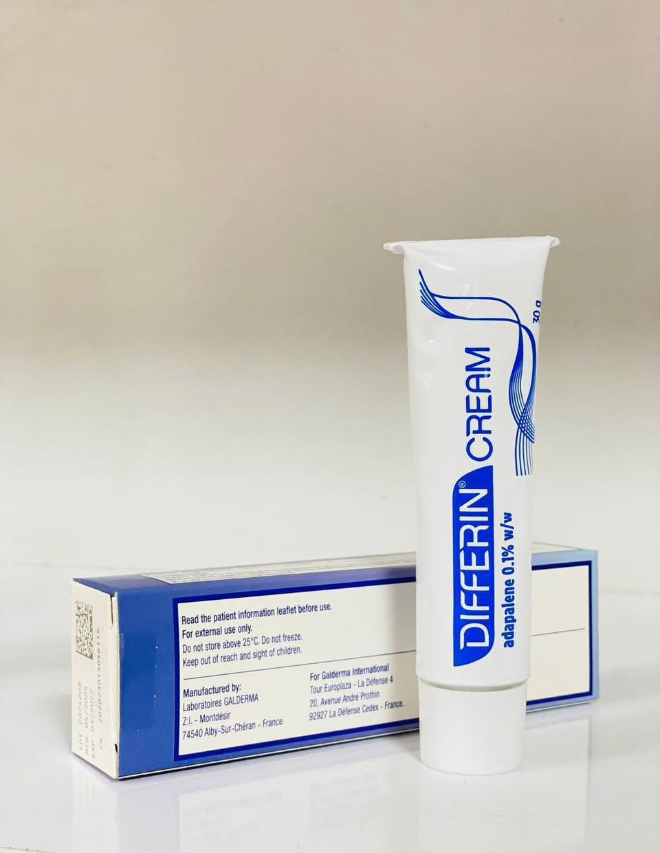 ‎كريم ديفرين للوجه 💙
‌‏" différine creme"💙
  
‎💙يستخدم في علاج وتجفيف حب الشباب.
‎💙كريم ديفرين لعلاج التصبغات.
‎💙مقشر ديفرين للوجه للكلف يعمل على تقشير و ازالة طبقات الخلايا السطحية والرؤوس السوداء بالبشرة المُعرضة للحبوب.💙

‎🔹طريقة الإستخدام :-
‎يستخدم ليلا قبل النوم وذلك بوضع كمية مناسبة على بشرة نظيفة وجافة يترك لمدة ساعه ويغسل ثم يوضع كريم مرطب .🧴 
فرنسي 🇫🇷 الاصلي


**إذا كنت صاحب هذا الإعلان وتريد حذفه لأي سبب، رجاءا أرسل رسالة إلى الدعم الفني**