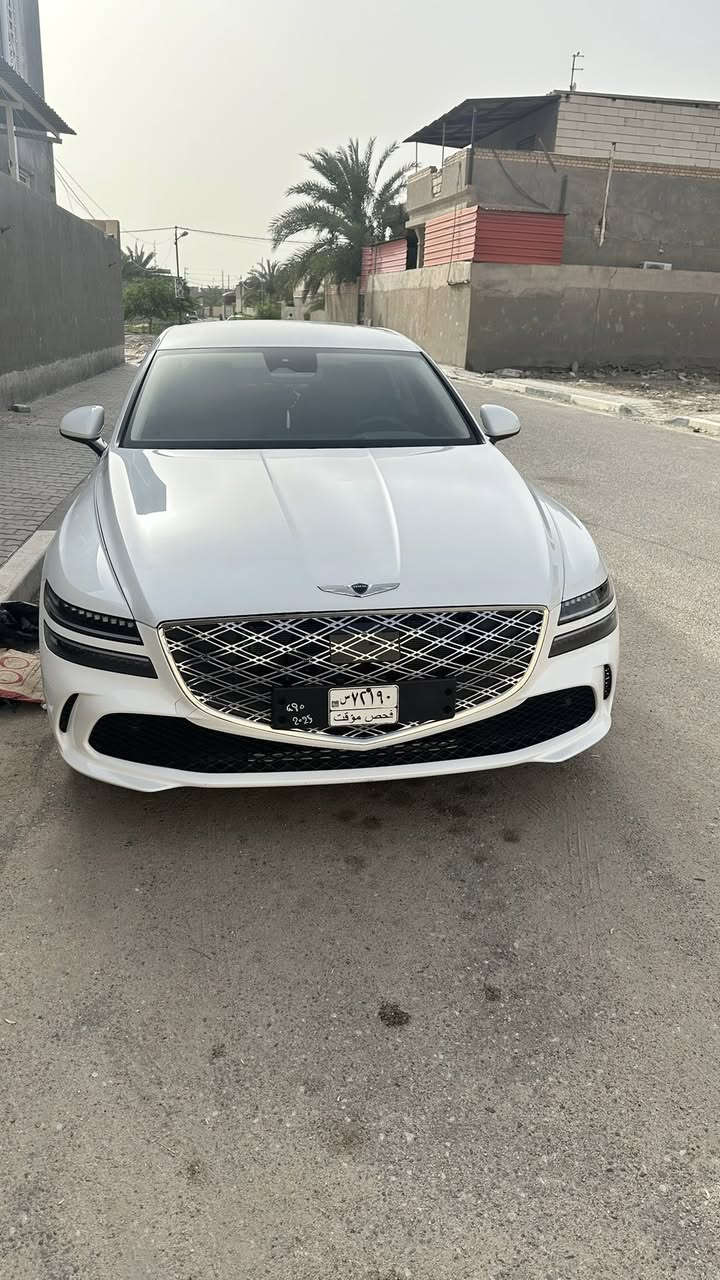 GENESIS G80 BASE
موديل 2025
محرك 4 تيربو 
رقم بصرة شهداء 
حادث بنيد وجاملغات كفاله شاصي ولغد 
* القوة: 300 حصان
* العزم: 311 رطل/قدم
* ناقل الحركة: أوتوماتيك 8 سرعات
* الدفع: AWD دفع رباعي 

الأداء والصرفية

* التسارع 0-100 تقريباً: حوالي 6 ثواني
* صرفية الوقود:
    * داخل المدينة: تقريباً 20 MPG
    * خط سريع: تقريباً 29 MPG
* خزان الوقود: 17.2 غالون  

* شاشة بانورامية كبيرة 27 إنج
* عدادات ديجيتال
* Apple CarPlay و Android Auto
* تشغيل بصمة وبصمة ذكية
* مقاعد كهربائية جلد
* تبريد وتسخين للمقاعد الأمامية 
* نظام صوت فاخر
* إضاءة داخلية Ambient Lightin

* رادار أمامي
* مثبت سرعة ذكي
* المحافظة على المسار
* كامرة 
* حساسات أمامية وخلفية
* فرملة طوارئ تلقائية
* مراقبة النقطة العمياء  
السعر 285
***********
البصرة

