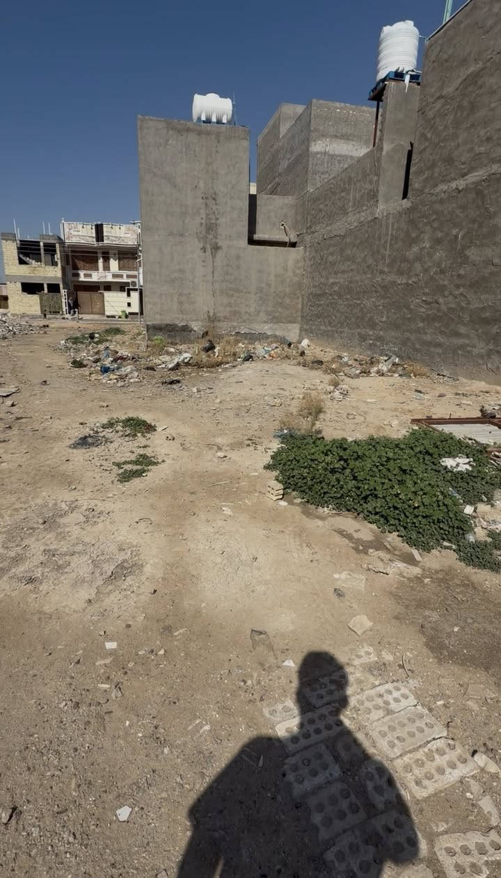 ‏السلام عليكم
125 متر في دور الامانه  خلف شارع 40 رقم القطعه 387 رايد المتر على مليون يعني 125 مليون 

***********
