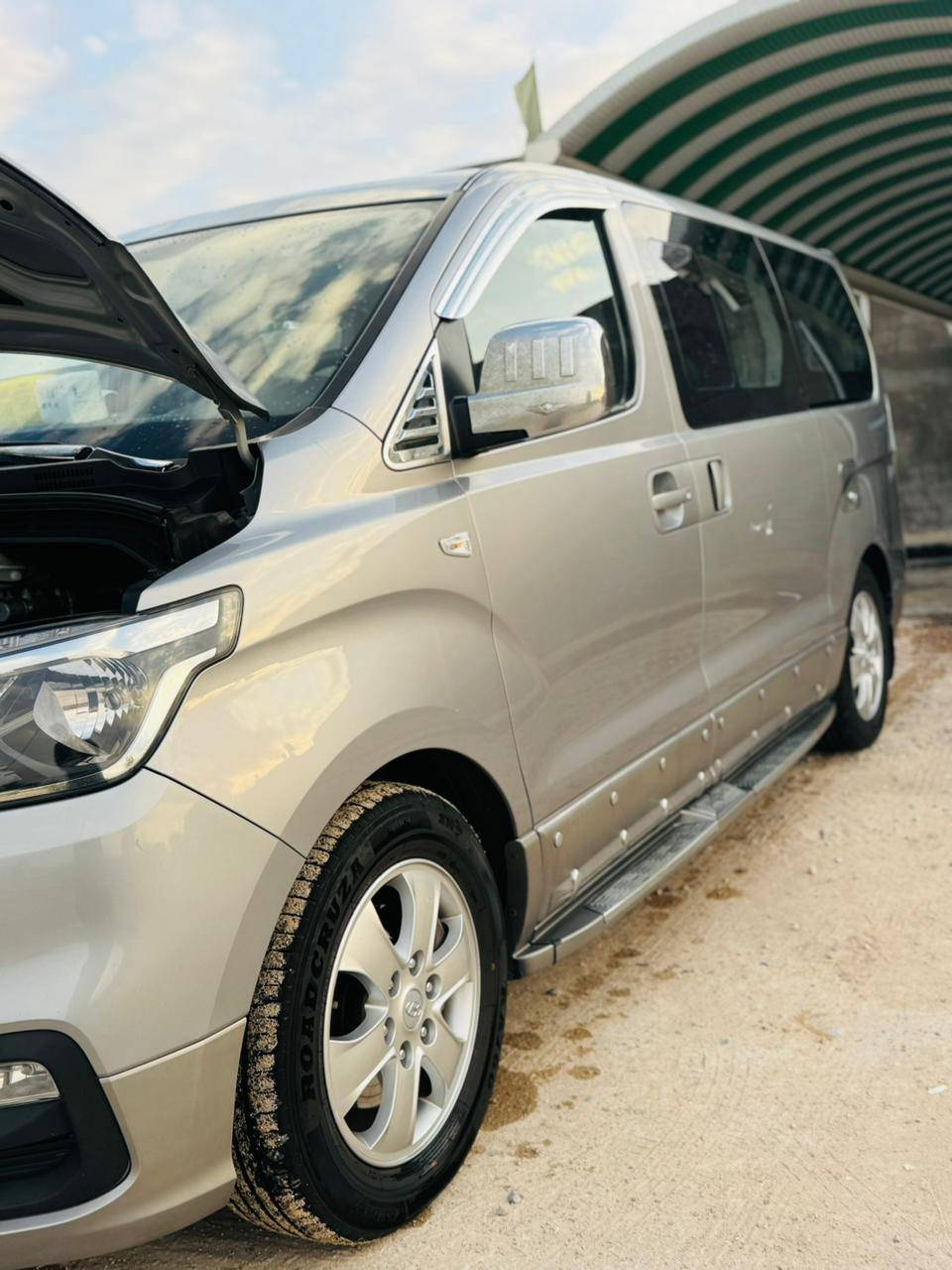 للبيع 
هونداي استاركس دبلو موديل ٢٠٢٣ 
ماشيه ٧٥ الف حقيقي 
مواصفات نص فول السياره جديدة بمعنى الكلمه 
بيها خط من البصره الى محطه الرافضيه عقد سنوي 
للستفسار ‏‪***********‬‏
