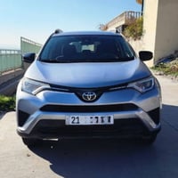 تۆیۆتا ڕاف 4 2017 مواسەفات LE یەک دەستە  دوو پارچە بۆیاخی هەیە  تەنها ...